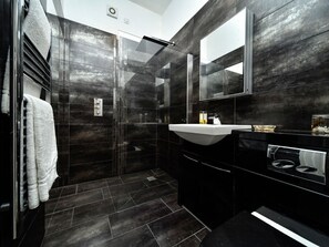 Shower - Wavecrest: Coastal Retreat in Pwllheli (Pwllheli)