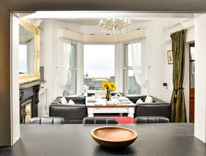 Dining - Wavecrest: Coastal Retreat in Pwllheli (Pwllheli)