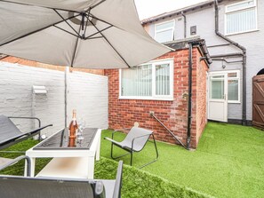 Outdoor dining - 28 Empress Road, Liverpool (Liverpool)