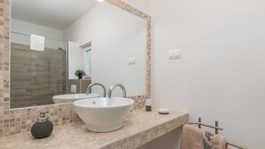 Shower, hair dryer, towels - Villa Val Ferma by Villas Guide (Bale)