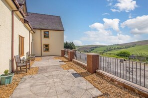 Terrace/patio - Charming Maesgwyn Retreat in Beguildy (Knighton)