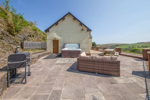 Outdoor dining - Charming Maesgwyn Retreat in Beguildy (Knighton)
