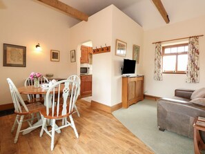Living area - Ticklepenny Retreat in Louth (Louth)