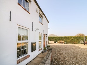 Terrace/patio - The Cottage, Preston, Hull (Hull)