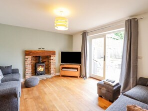 A living room with a fireplace, a flat-screen TV, and a sofa. - Fern Cottage, Elsworth, Cambridge (Cambridge)