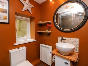 Shower - Cosy Lake District Village Apartment, Whitehaven (Whitehaven)