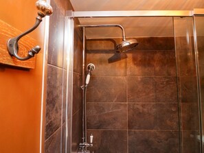 Shower - Cosy Lake District Village Apartment, Whitehaven (Whitehaven)