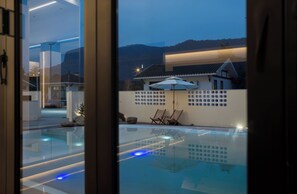 Kolam renang outdoor, dengan kursi berjemur