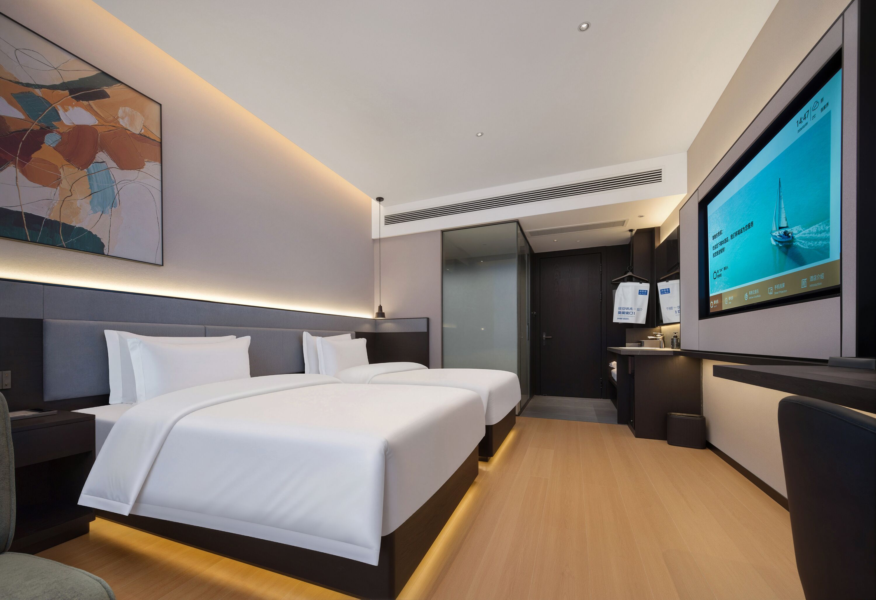 Camera Comfort con letto matrimoniale o 2 letti singoli | Una scrivania, postazione laptop, tende oscuranti, insonorizzazione