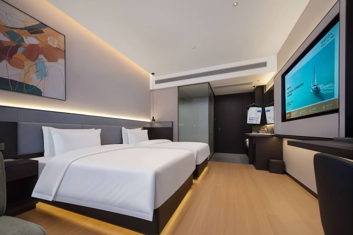 Comfort Double or Twin Room | Desk, laptop workspace, blackout drapes, soundproofing
