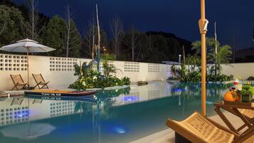 Una piscina al aire libre (de 10:00 a 22:00), tumbonas
