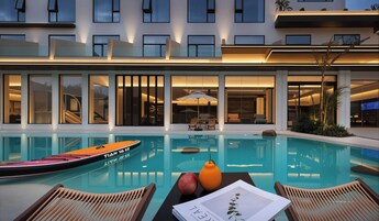 Una piscina al aire libre, sillones reclinables de piscina