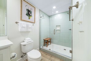 Een douche, een haardroger, handdoeken