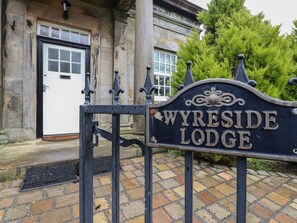 Ein schmiedeeisernes Tor mit einem Schild, auf dem 'Wyreside Lodge' steht.