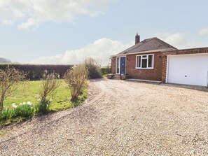 Exterior - Charming Woodview Home Near Grove Fm (Norwich)