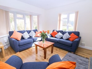 Fireplace - Charming Woodview Home Near Grove Fm (Norwich)