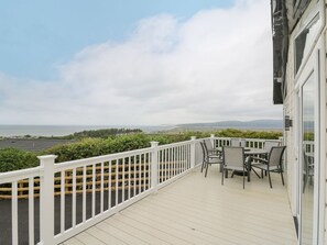 Outdoor dining - Platinum Lodge in Borth, Wales (Borth)