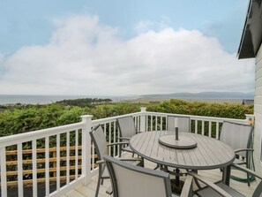 Outdoor dining - Platinum Lodge in Borth, Wales (Borth)