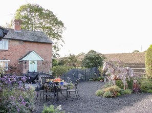 Outdoor dining - Ensdon Lea Cottage, Nesscliffe (Shrewsbury)