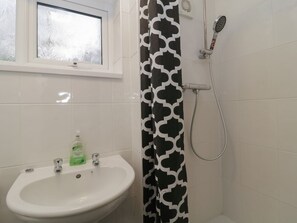 Shower - Tamar Cottages 34, St Ann's Chapel, Cornwall (Callington)