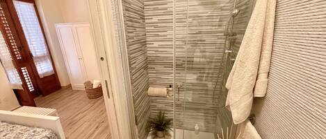 Shower, hair dryer, bidet, towels