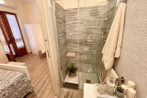 Bruser, hårtørrer, bidet, håndklæder