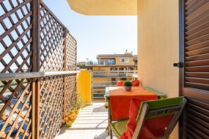 Outdoor dining - Casa Claudia – Elegant apartment near the airport (Elmas)
