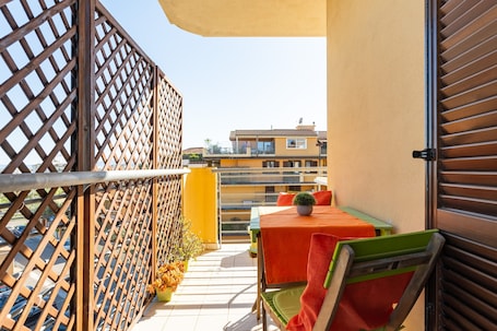 Speisen im Freien. Casa Claudia – Elegantes Apartment nahe Flughafen