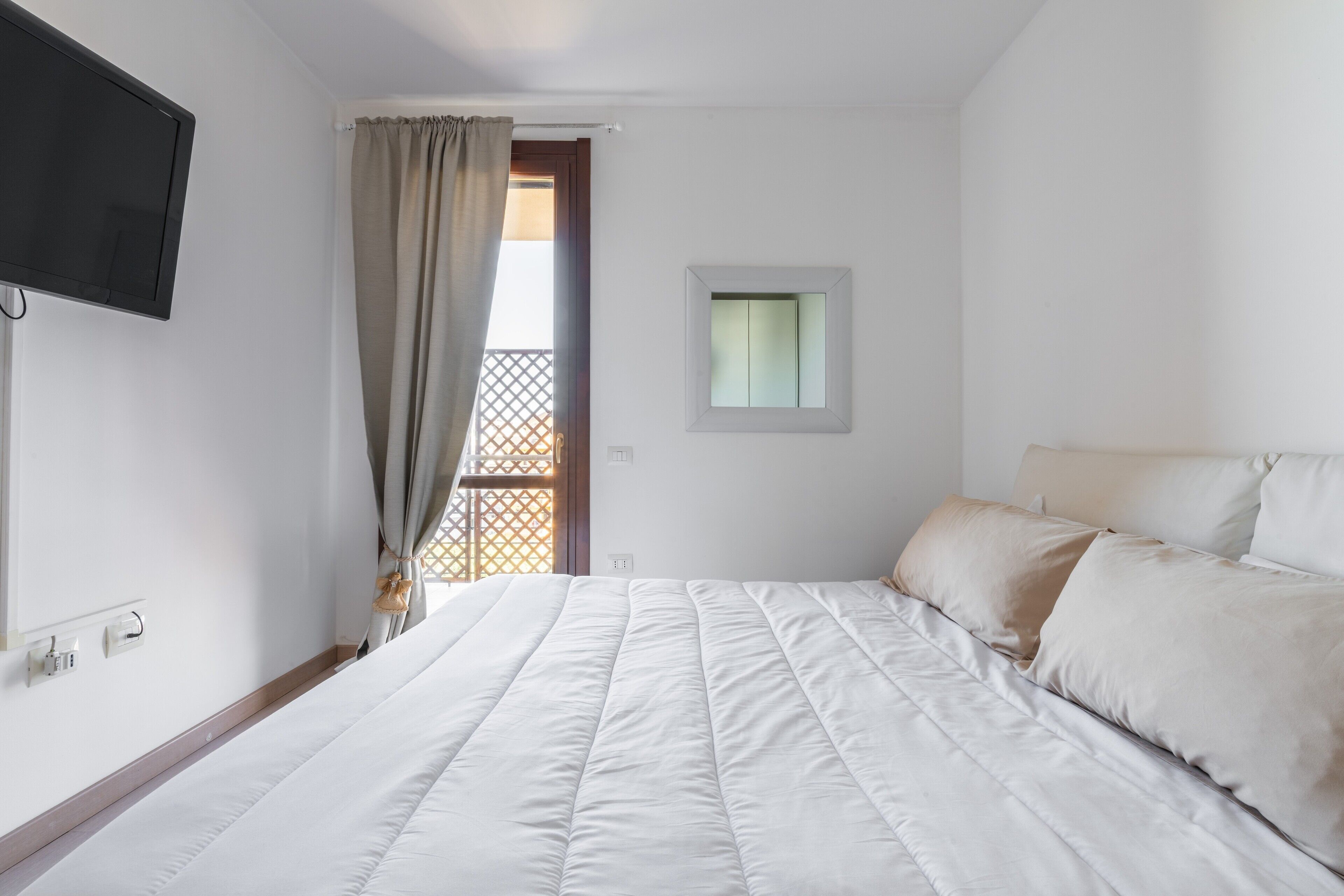 Tabla de planchar con plancha, wifi y ropa de cama 