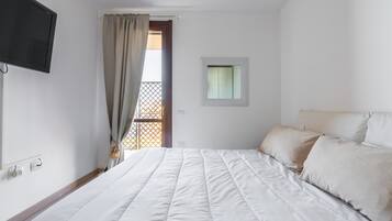 Tabla de planchar con plancha, wifi y ropa de cama
