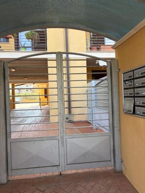 Property grounds - Casa Claudia – Elegant Apartment Near the Airport (Elmas)