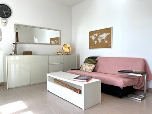 TV - Casa Claudia – Elegant apartment near the airport (Elmas)