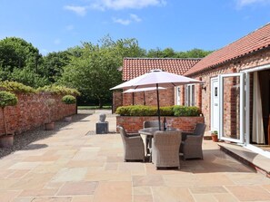 Outdoor dining - Winsall Court II: Cozy Ground Floor Retreat (Driffield)