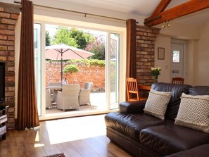 Living area - Winsall Court II: Cozy Ground Floor Retreat (Driffield)