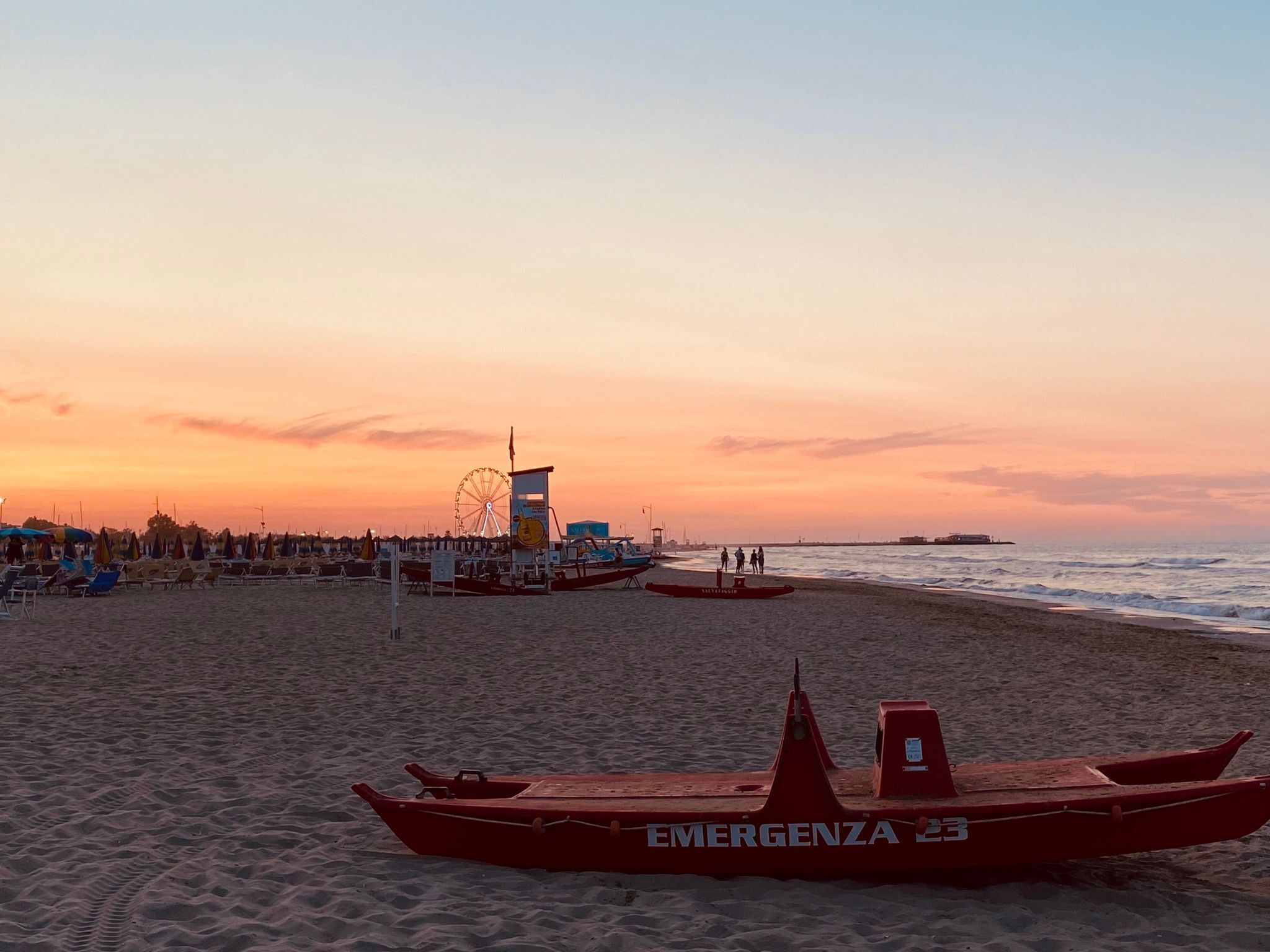 Pantai pribadi di sekitar, pasir putih, dan bar pantai