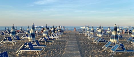 Plage privée à proximité, sable blanc, bar sur la plage