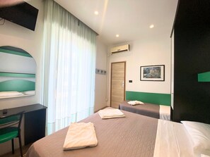 Standard Triple Room | In-room safe, desk, free WiFi, bed sheets - Hotel Tre Stelle (Rimini)