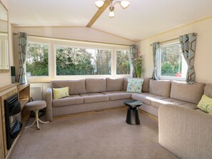 Living area - 4 Foxburrow Hang, Belton, Norfolk (Great Yarmouth)
