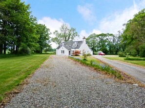 A house with a gravel driveway, surrounded by greenery and trees. - Easter Urray Farmhouse, Muir Of Ord (Muir of Ord)
