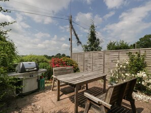 Outdoor dining - Wheelbarrow Cottage, Leominster (Leominster)