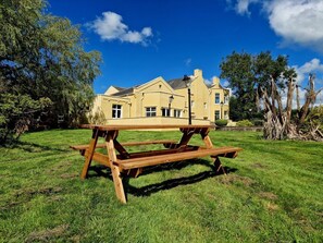 Outdoor dining - The Cruck near Garstang. 2 bed (Preston)