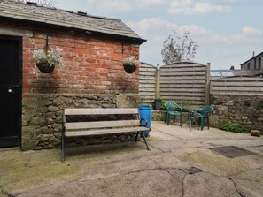 Outdoor dining - Stork Cottage in Conder Green. (Lancaster)