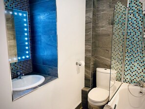 Shower - The Studio, Crackington Haven. (Bude)