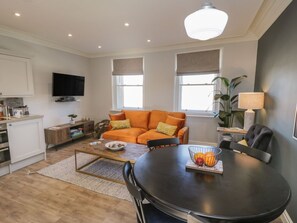 Living area - Saxon Pricess Suite, Loftus (Saltburn-by-the-Sea)