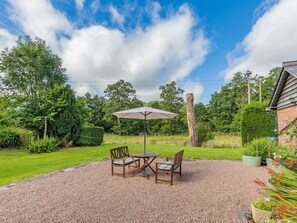 Outdoor dining - Riverside Retreat in Stokesay (Craven Arms)