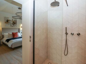 Shower - Woldside, Bishop Wilton (York)