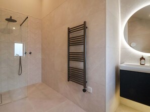 Shower - Woldside, Bishop Wilton (York)