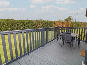 Outdoor dining - James Ville Marina Lodge 8, Brigg (Brigg)