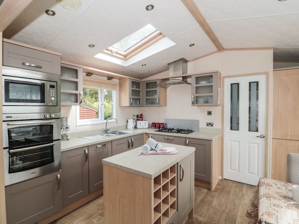 Private kitchen - Birch, Swanage, Dorset. 2-bed. (Swanage)