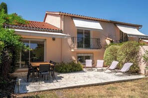 Outdoor dining - Quiet villa with swimming pool, tennis court, golf course (Biot)